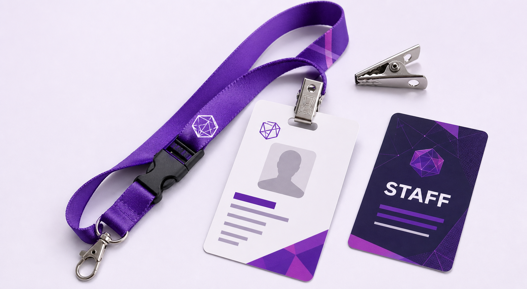 Cordão roxo com presilha jacaré, crachá em PVC e credencial solta sem capinha